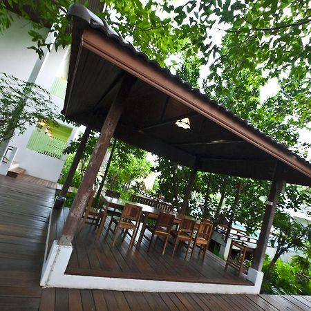 Tree House Hotel Sisaket Esterno foto