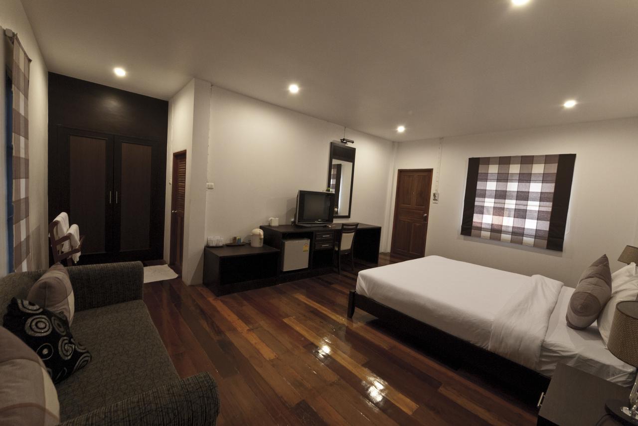 Tree House Hotel Sisaket Esterno foto