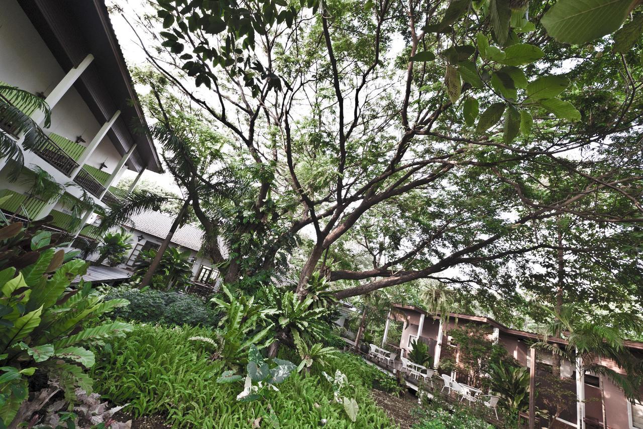 Tree House Hotel Sisaket Esterno foto