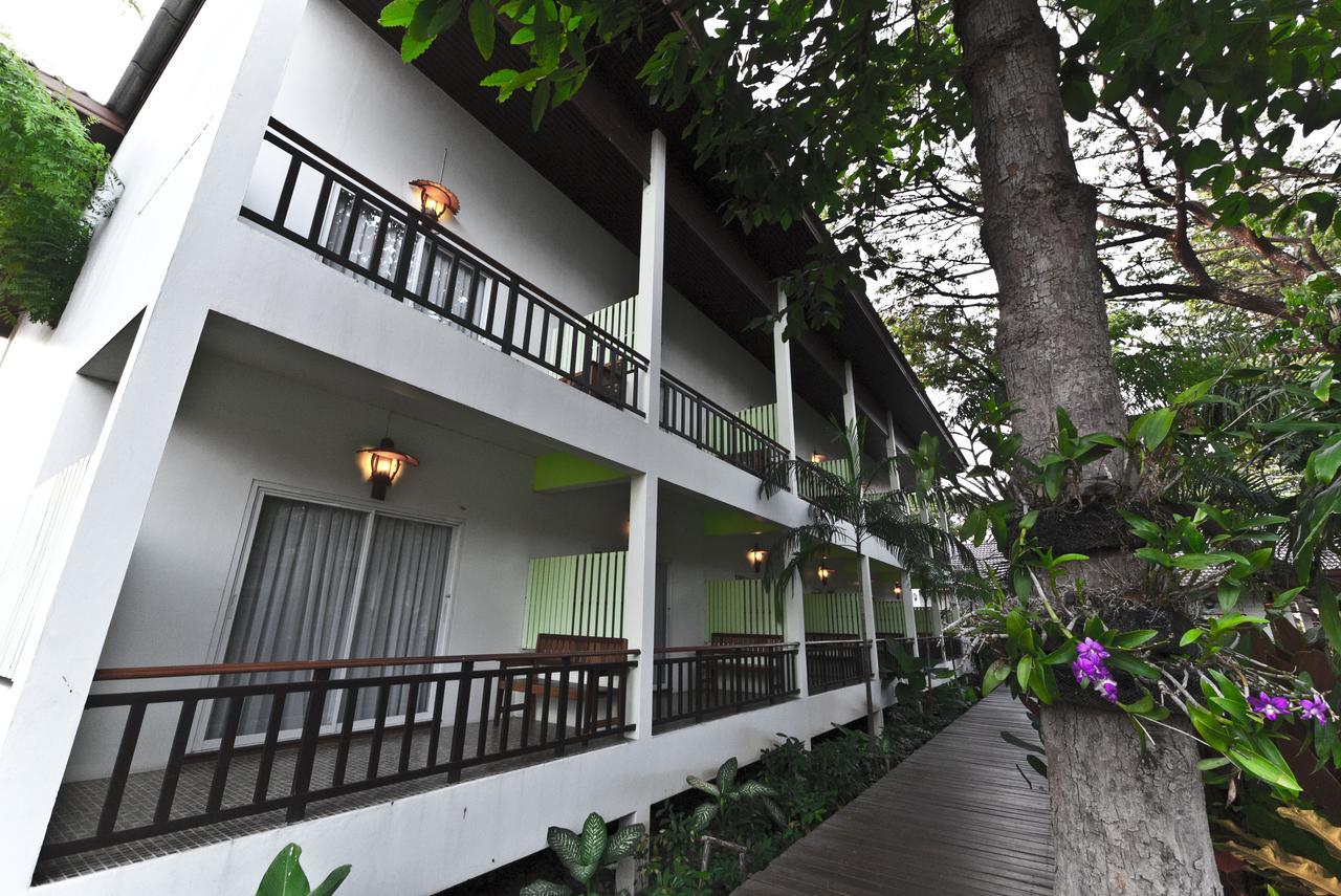 Tree House Hotel Sisaket Esterno foto