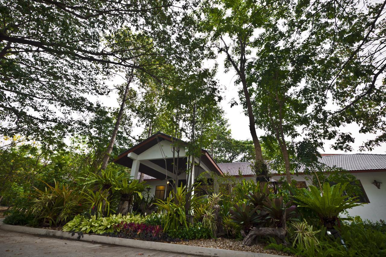Tree House Hotel Sisaket Esterno foto