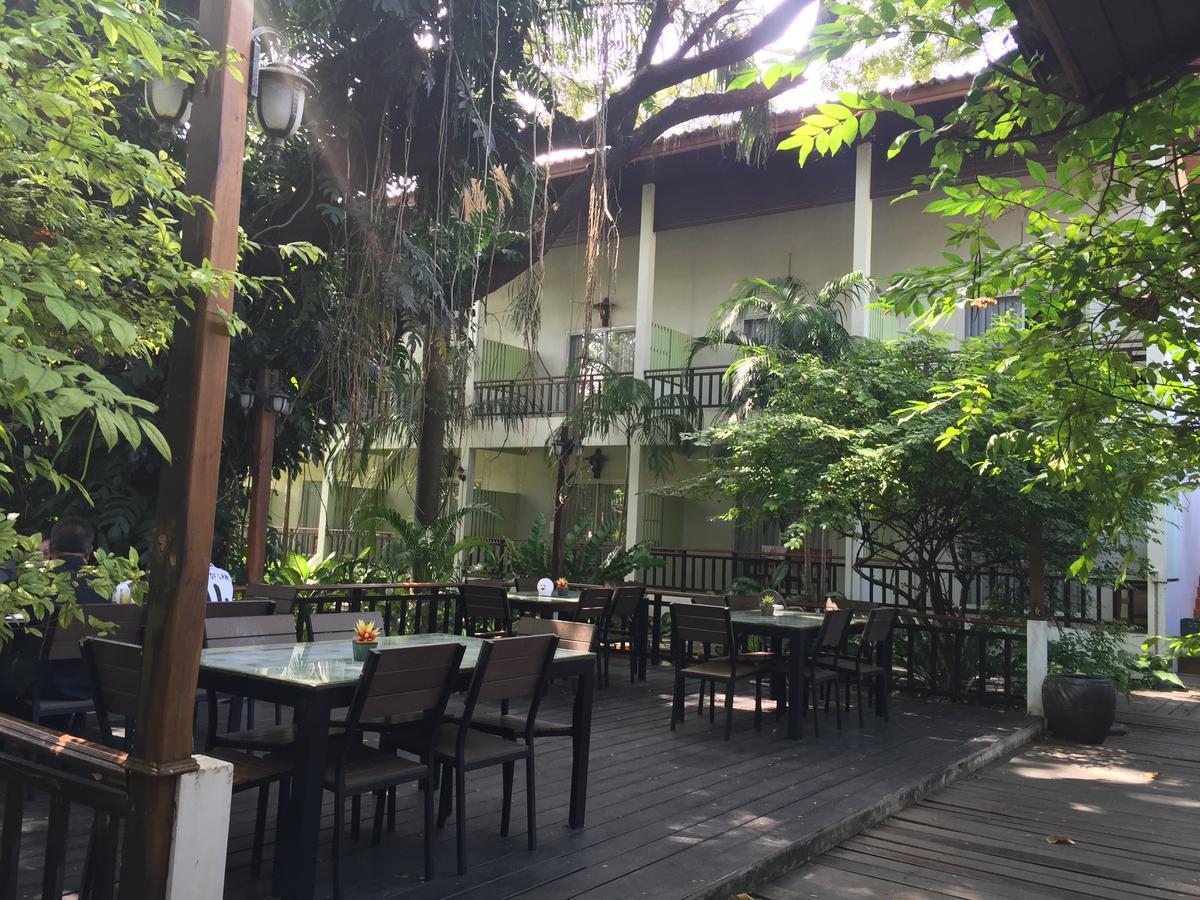Tree House Hotel Sisaket Esterno foto
