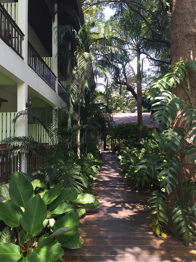 Tree House Hotel Sisaket Esterno foto